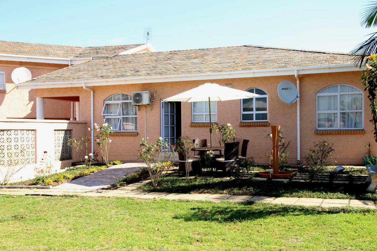 מאנזיני Ekupholeni Garden Villas מראה חיצוני תמונה